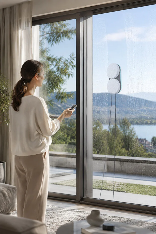 Kwc-7130 Uzaktan Kumandalı Sıvı Püskürtmeli Cam Silme Robotu
